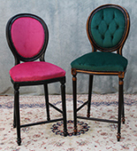 Chaise haute de bar médaillon style Louis XVI en velours Meubles Dobois