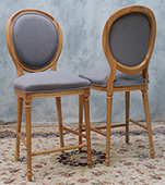 Chaise haute médaillon de bar Louis XVI en velours bleu Meubles Dobois