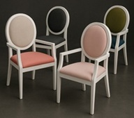 Fauteuil de table médaillon avec dossier galbé et accoudoirs – MEUBLES DOBOIS