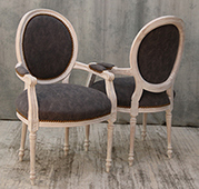 chaise médaillon avec accoudoirs style louis xvi cérusé français