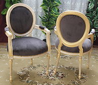 chaises médaillon avec accoudoirs de-style-louis-xvi rouge