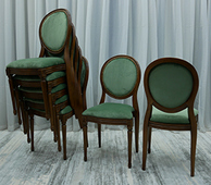 Chaise médaillon empilable confortable en velours vert pour banquets et mariages – MEUBLES DOBOIS