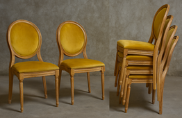 Chaise médaillon empilable en velours jaune moutarde pour salle de mariage et banquet – MEUBLES DOBOIS
