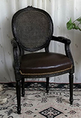 Chaise médaillon Louis XVI avec accoudoirs, finition fleurette - Meubles DOBOIS