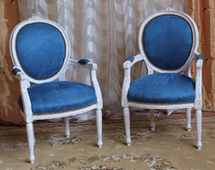 Chaise médaillon avec accoudoirs sculptés, style Louis XVI - Meubles DOBOIS
