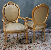 Chaise médaillon baroque avec accoudoirs, style Louis XVI - Meubles DOBOIS