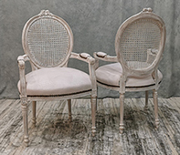 Chaise médaillon Louis XVI avec accoudoirs, bois massif sculpté - Meubles DOBOIS