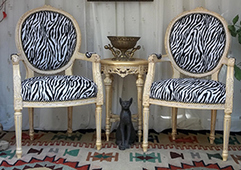 Chaise médaillon avec accoudoirs, style Louis XVI classique - Meubles DOBOIS