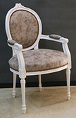 Chaise médaillon Louis XVI avec accoudoirs sculptés - Meubles DOBOIS
