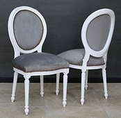 Chaise médaillon Louis XVI capitonnée en velours taupe avec cadre sculpté