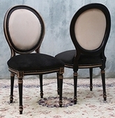 Chaise médaillon Louis XVI en velours noir avec cadre bois foncé sculpté