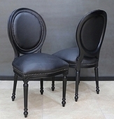 Chaise médaillon de style Louis XVI en bois blanc avec assise gris foncé