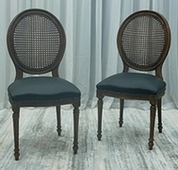 Chaise médaillon Louis XVI — velours bordeaux, cadre doré à la feuille