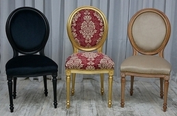 Chaise médaillon Louis XVI en velours gris clair capitonné avec pieds sculptés