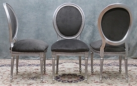chaises médaillon bois argent avec un velours gris