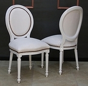 Chaise médaillon capitonnée en velours beige clair avec pieds bois massif