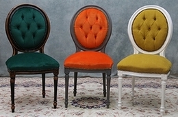 Chaise médaillon Louis XVI en velours orange avec structure bois clair