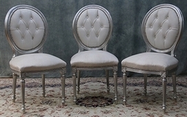 Chaise médaillon Louis XVI rayée noire et blanche avec cadre sculpté peint blanc