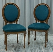chaise médaillon de style baroque en velours violet avec pieds bois dorés