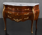 Commode haute galbée de style Louis XV en marqueterie et marbre