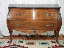 Commode Louis XV en bois naturel, marqueterie florale et poignées bronze – MEUBLES DOBOIS