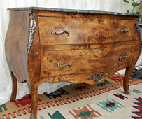 Commode Louis XV en bois massif, marqueterie géométrique et vernis brillant – MEUBLES DOBOIS
