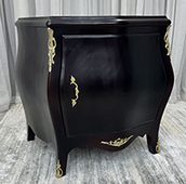 Commode baroque de style Louis XV rouge brillant avec bronzes ciselés – MEUBLES DOBOIS