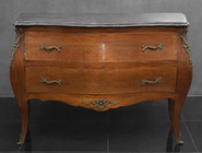 Commode en marqueterie de style Louis XV dessus marbre noir