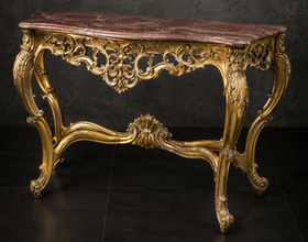 Console Style Baroque dorée, plateau marbre noir, vue de trois-quarts
