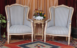 Fauteuil bergère 3 pans à oreilles de style Louis XVI raffiné - Meubles DOBOIS