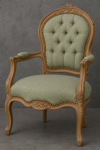 Fauteuil cabriolet Style Louis XV cérusé blanc en lin vert foncé capitonné - LES MEUBLES DOBOIS