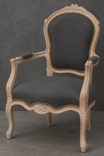 Fauteuil cabriolet Style Louis XV cérusé noir en cuir bordeaux capitonné - LES MEUBLES DOBOIS