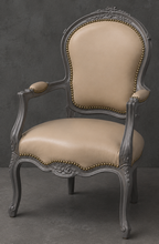 Fauteuil cabriolet sculpté Style Louis XV en bois brut et lin rose fuchsia - LES MEUBLES DOBOIS
