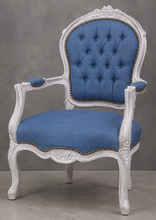 Fauteuil cabriolet Style Louis XV argenté à la feuille en cuir gris foncé capitonné - LES MEUBLES DOBOIS