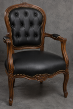 Fauteuil cabriolet de style Louis XV en bois sculpté - LES MEUBLES DOBOIS