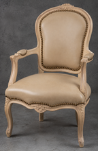 Fauteuil cabriolet haut de gamme de style Louis XV - LES MEUBLES DOBOIS