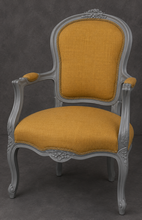 Fauteuil cabriolet de salon en bois massif style Louis XV - LES MEUBLES DOBOIS