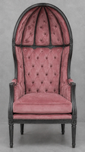 Fauteuil carrosse style baroque Louis XVI tissu rose capitonné avec bois noir patiné