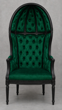 Fauteuil carrosse style baroque Louis XVI velours vert émeraude capitonné avec bois noir