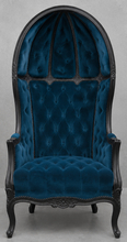 Fauteuil Carrosse Louis XV bois noir avec tissu bleu canard capitonné