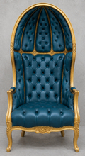 Fauteuil Carrosse baroque doré avec tissu bleu capitonné