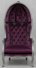 Fauteuil Carrosse baroque gris avec tissu violet capitonné