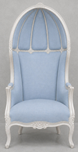 Fauteuil Carrosse Louis XV blanc avec tissu bleu clair