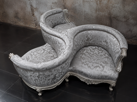Fauteuil Indiscret baroque style Louis XV ceinture sculptée - Meubles Dobois