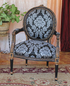Fauteuil médaillon sculpté style Louis XVI - Meubles DOBOIS