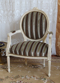 Fauteuil médaillon style Louis XVI fleurette - Meubles DOBOIS