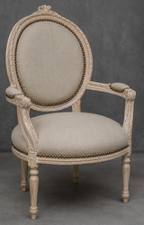 Fauteuil de bureau Médaillon Louis XVI, cuir caramel capitonné et bois chêne moyen – LES MEUBLES DOBOIS