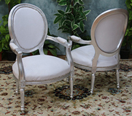 Fauteuil médaillon style Louis XVI en bois doré et velours rouge - Meubles DOBOIS