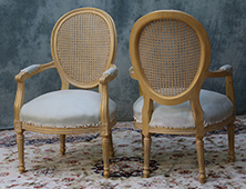 Fauteuil médaillon Louis XVI en bois argenté et skai blanc - Meubles DOBOIS