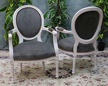 Fauteuil médaillon baroque Louis XVI en bois noir et tissu gris - Meubles DOBOIS